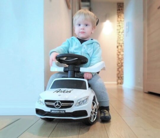 Jeździk mercedes na roczek z imieniem dziecka na masce. Personalizowany prezent na 2 latka.