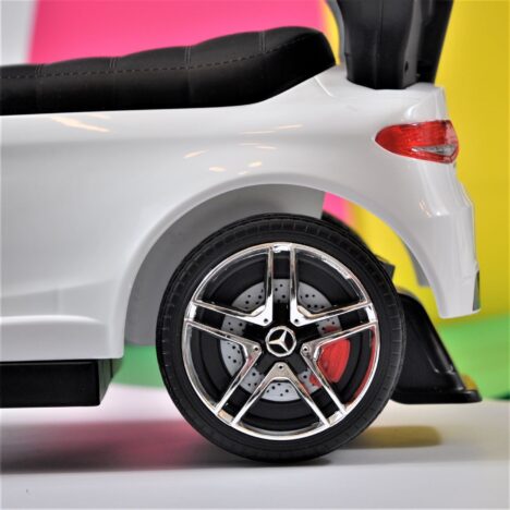 Jeździk na licencji Mercedesa z blokadą bezpieczeństwa.