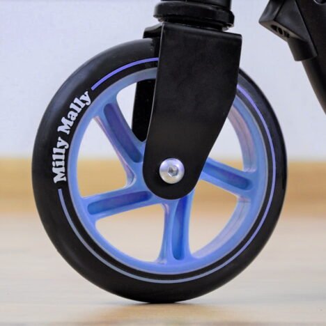 Niebieska hulajnoga dwukołowa na 8 urodziny dla chłopca.