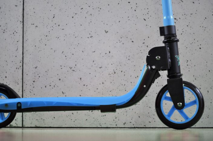 Niebieska hulajnoga dwukołowa MillyMally Smart. Prezent dla chłopca 6 lat.