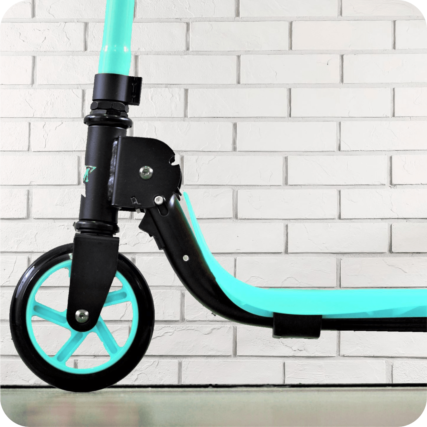 Hulajnoga dwukołowa Smart Milly Mally bokiem na tle cegły. Hulajnoga jest w kolorze miętowym.