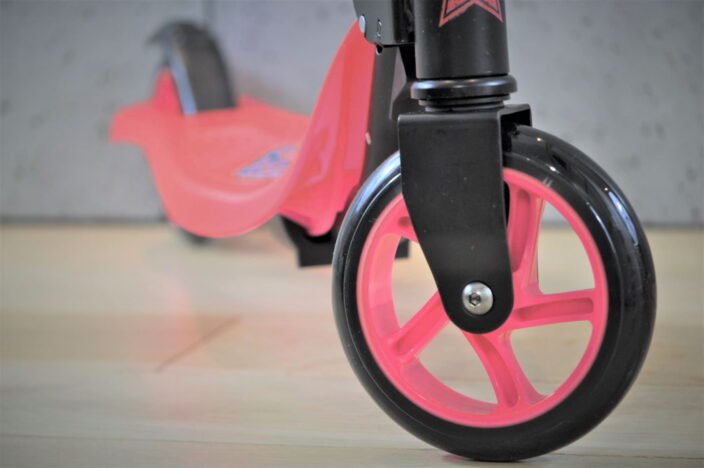 Dwukołowa hulajnoga dla sześciolatka z imieniem dziecka.