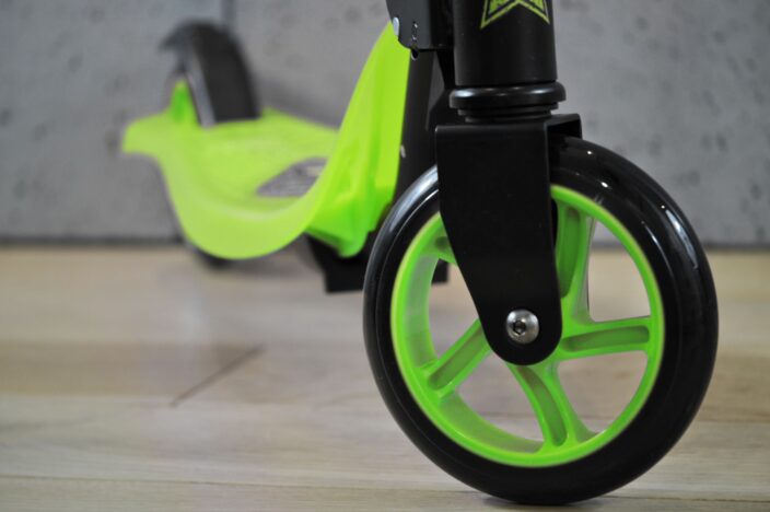 Zielona hulajnoga dwukołowa Smart Green Milly Mally. Prezent dla sześciolatka.