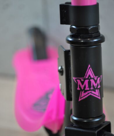 Różowa hulajnoga dwukołowa dla 6-latki.