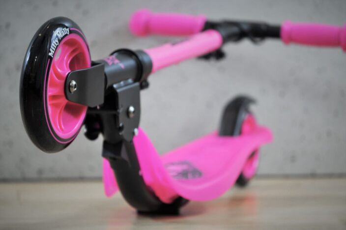 Składana hulajnoga dwukołowa z imieniem dziecka SMART Milly Mally w kolorze różowym.