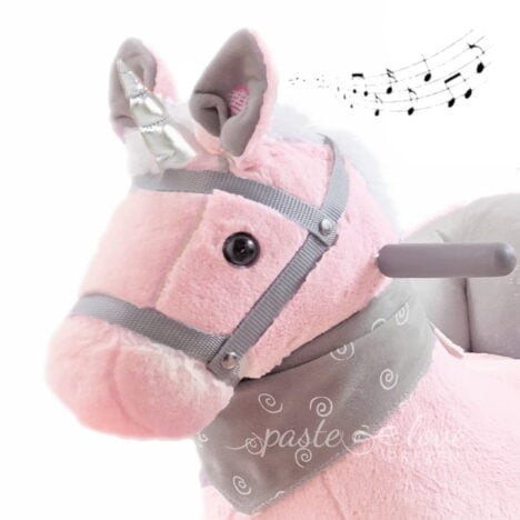 Interaktywny różowy jednorożec konik na biegunach. Personalizowany prezent na roczek dla dziewczynki.