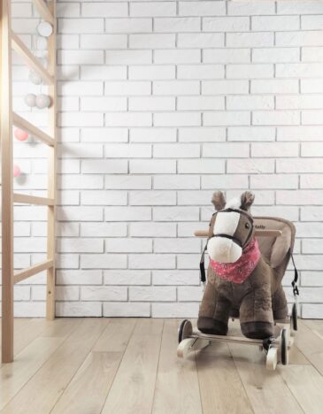 Konika bujany z oparcie MillyMally w kolorze brązowym.