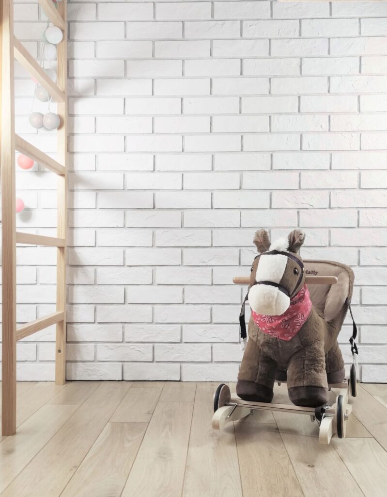 Konika bujany z oparcie MillyMally w kolorze brązowym.