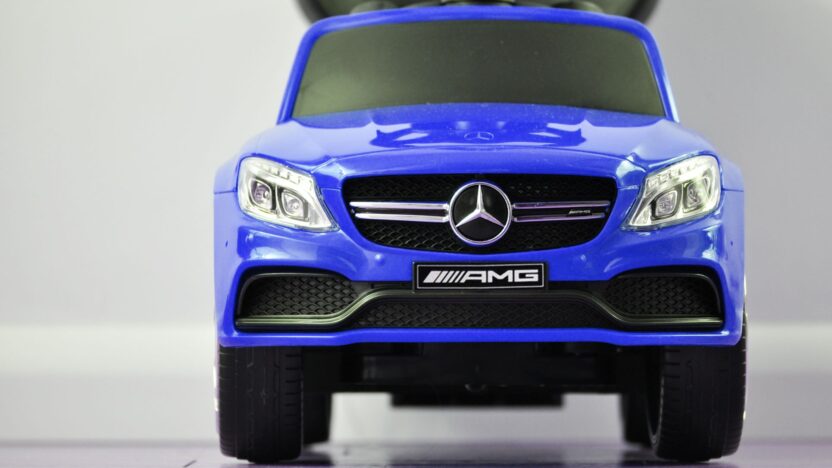 Autko dla dzieci na licencji Mercedesa Milly Mally w kolorze niebieskim.