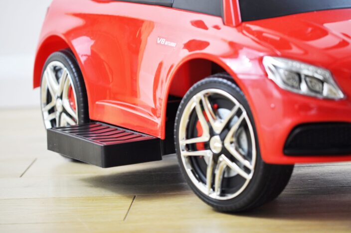 Czerwone autko Mercedes Milly Mally z podnóżkami dla dziecka.