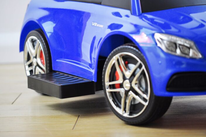 niebieskie autko Mercedes Milly Mally z podnóżkami dla dziecka.