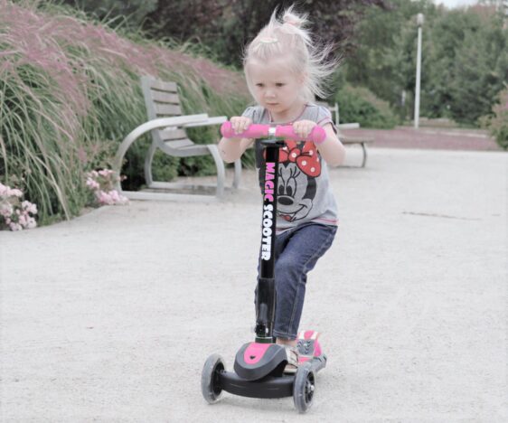 Różowa hulajnoga trójkołowa balansowa dla dziewczynki na 3 latka.