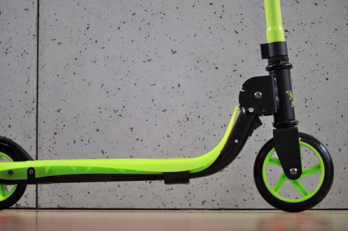 Zielona hulajnoga dwukołowa na 6 urodziny. Personalizowany prezent dla sześciolatka.