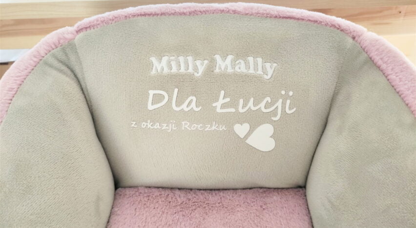 Imię dziecka wykonane na pluszowym oparciu konika bujanego Polly marki Milly Mally. Prezent na roczek.