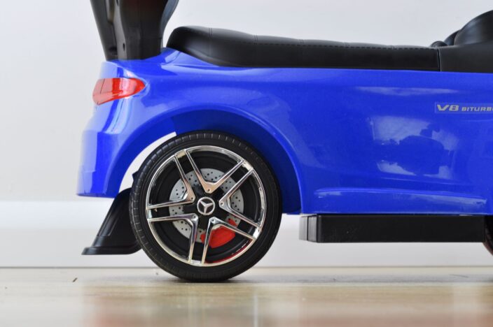 Jeździk na licencji Mercedesa z blokadą bezpieczeństwa. Prezent na roczek dla chłopca.