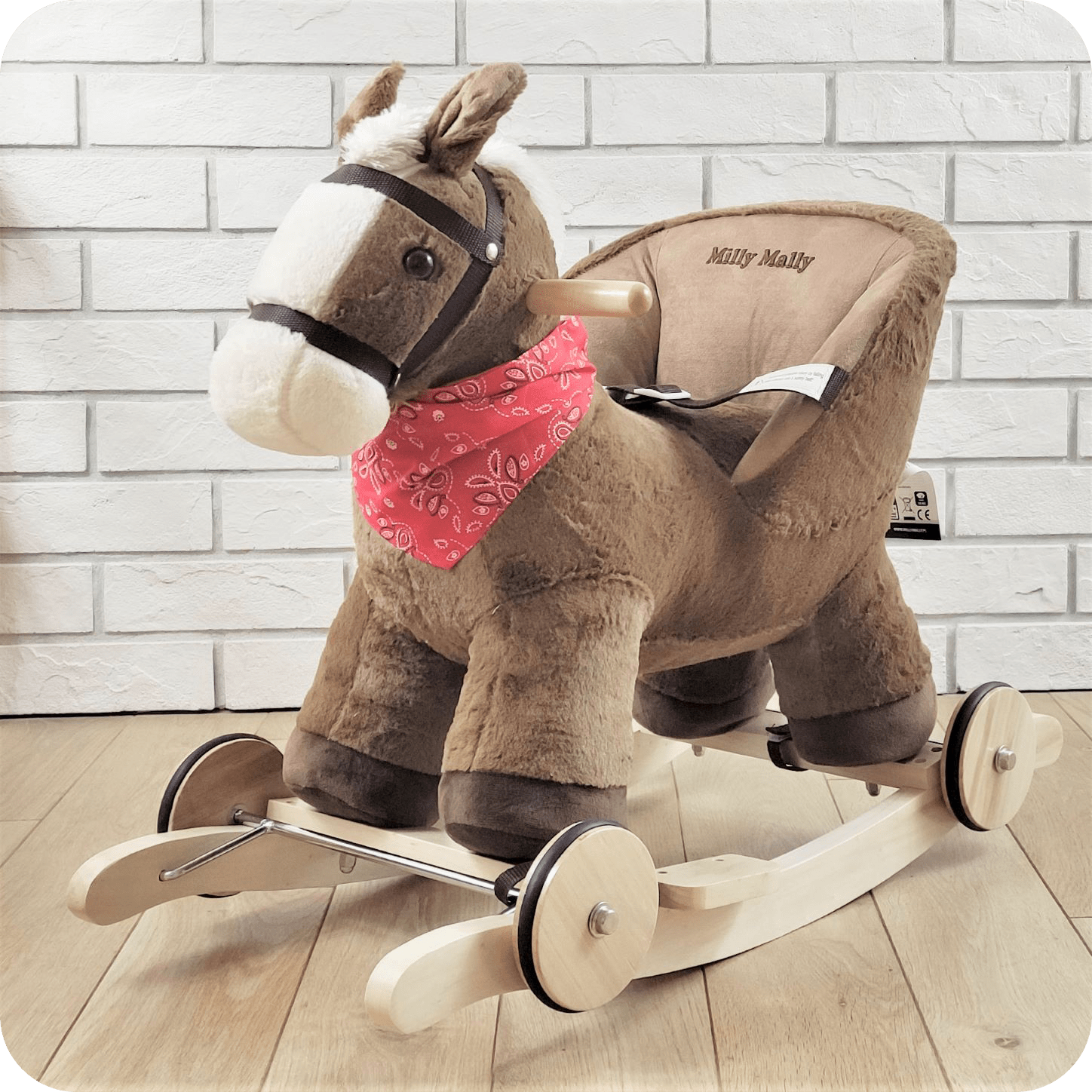 Brązowy personalizowany konik na biegunach z oparciem i pasami. Idealny prezent na roczek lub święta od babci i dziadka.