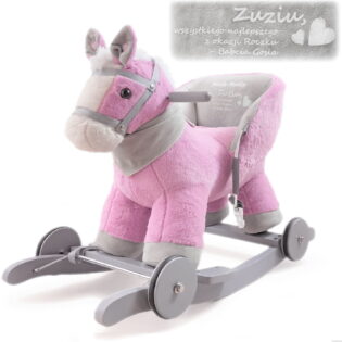 Interaktywny konik na biegunach i jeździk w jednym. To personalizowany prezent na chrzest dla dziewczynki z imieniem.