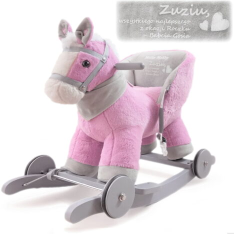 Interaktywny konik na biegunach i jeździk w jednym. To personalizowany prezent na chrzest dla dziewczynki z imieniem.