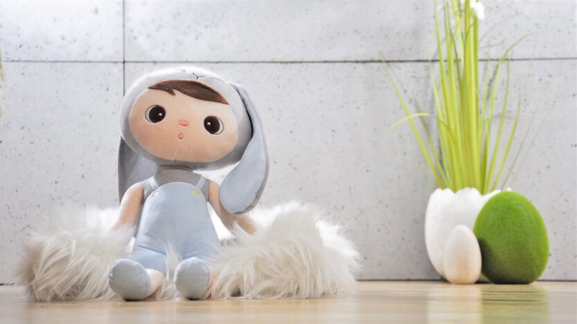 Błękitny królik Metoo z imieniem. Oryginalny prezent na Zajączka dla chłopca.