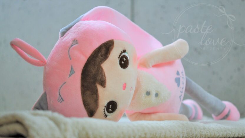 Lalka Metoo królik. Przytulanka dla niemowlaka z imieniem. Oryginalny prezent na chrzest dla dziewczynki.