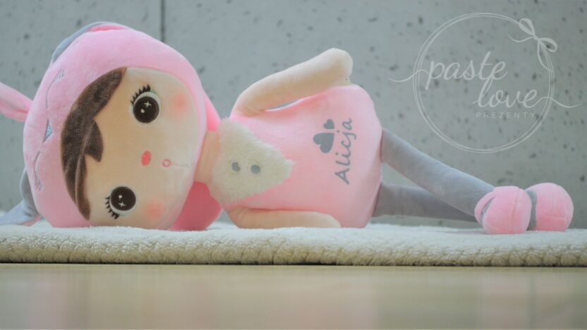 Lalka Metoo królik. Różowa przytulanka z imieniem dziecka. Oryginalny prezent na Wielkanoc dla dziecka.
