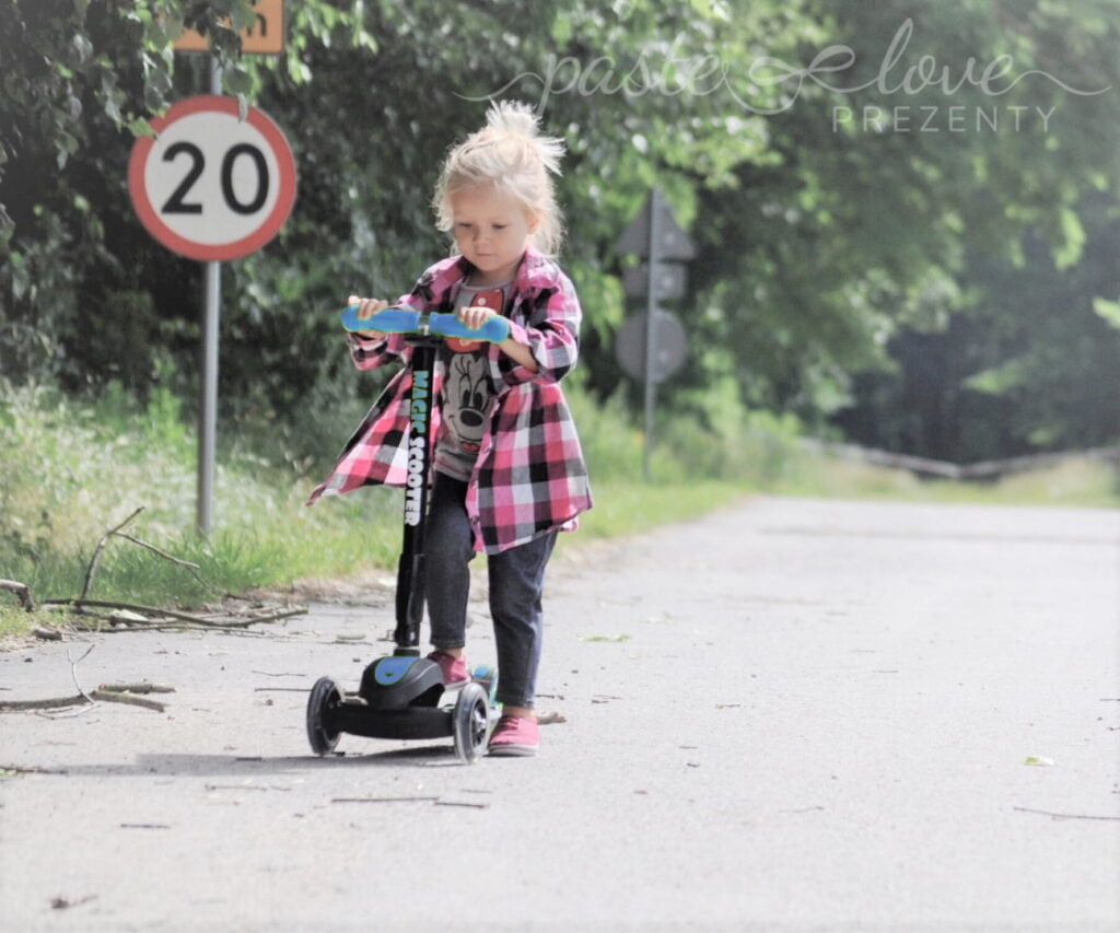 Niebieska hulajnoga trójkołowa balansowa dla dziewczynki 5 lat. Personalizowany prezent dla dzieci pod na święta pod choinkę.