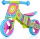 Pierwszy rowerek biegowy na roczek dla dziewczynki. Tęczowy motyw.