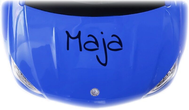 Personalizowany Mercedes dla dzieci. Autko z imieniem dziecka na masce. Prezent dla Mai na roczek.