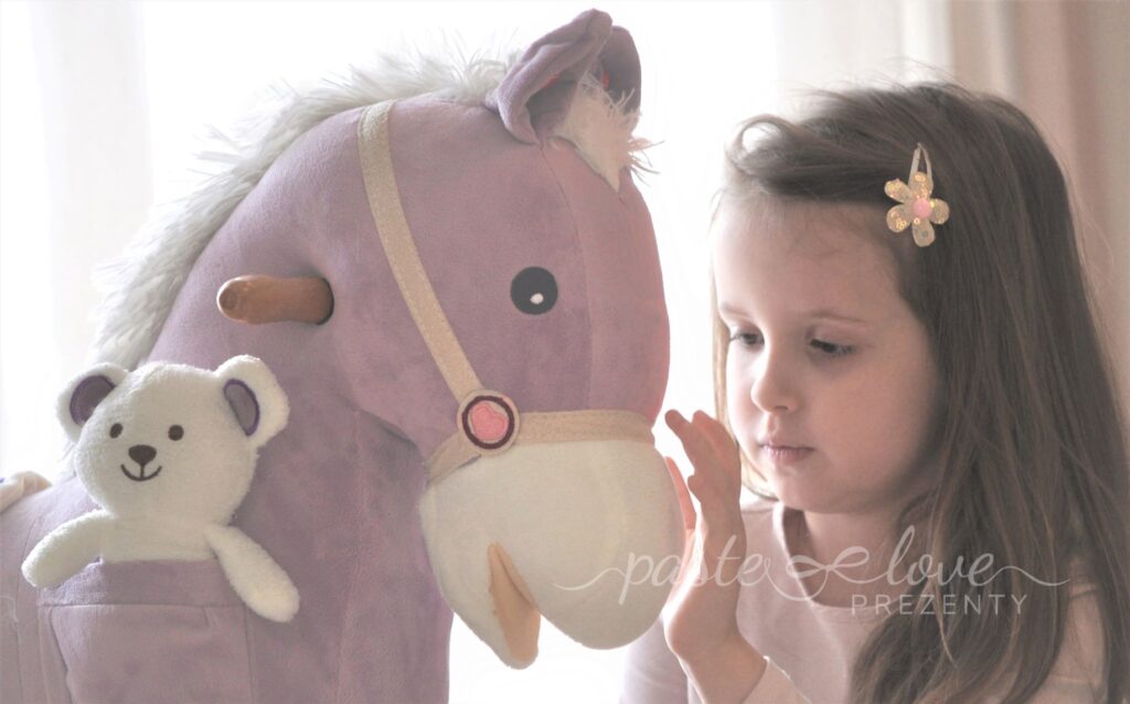 Personalizowany konik na biegunach w kolorze różowym. W zestawie miś z imieniem dziecka. Oryginalny prezent na święta dla dwulatki.