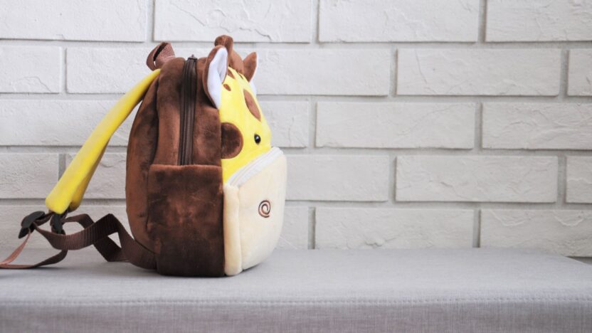 Pluszowy plecak żyrafa z imieniem dziecka. Personalizowany prezent dla przedszkolaka.