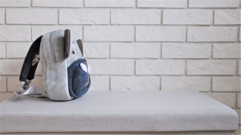 Pluszowy słoń plecak z imieniem przedszkolaka.