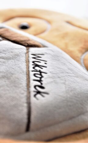 Pluszowy piesek plecak z imieniem dziecka. Oryginalny prezent dla przedszkolaka.