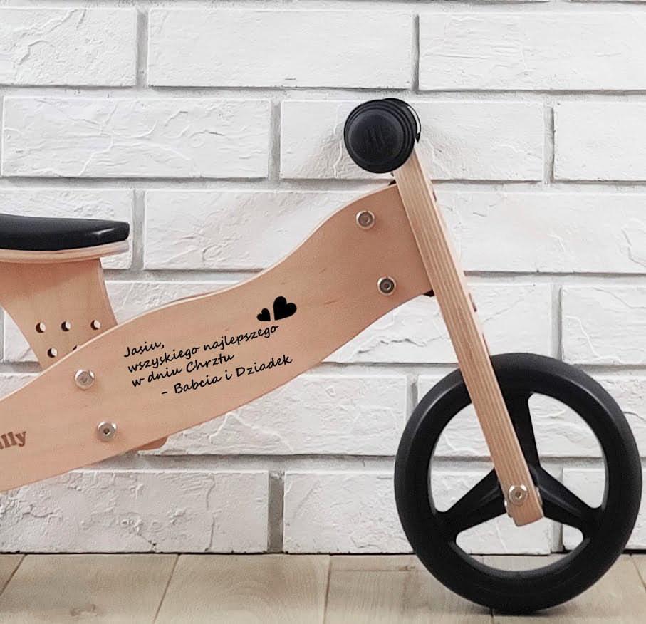 Życzenia na drewnianym rowerku Jake Natural Milly Mally. Personalizowany prezent na chrzest dla chłopca od babci i dziadka