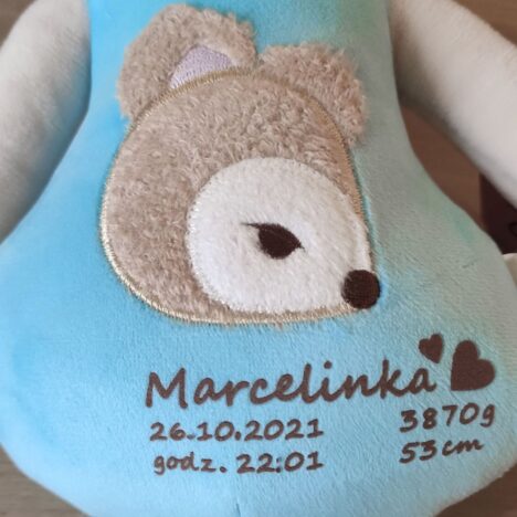 Sarenka maskotka Metoo. Przytulanka dla niemowlaka z imieniem i datą urodzenia. Prezent dla Marcelinki.