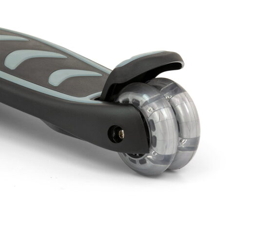 Świecące tylne koło hulajnogi trójkołowej.