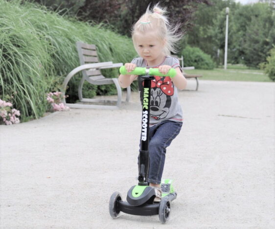 Zielona hulajnoga balansowa dla dziewczynki od 3 lat. Oryginalny prezent na piąte urodziny.