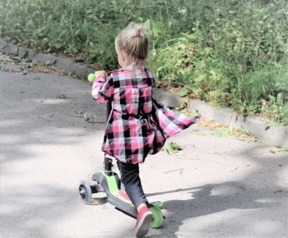 Zielona hulajnoga trójkołowa dla dzieci od 3 lat. Oryginalny prezent na czwarte urodziny.