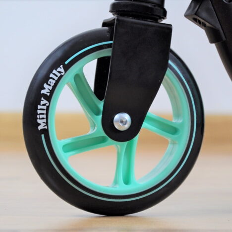 Niebieska hulajnoga dwukołowa na 5 urodziny dla dziecka.