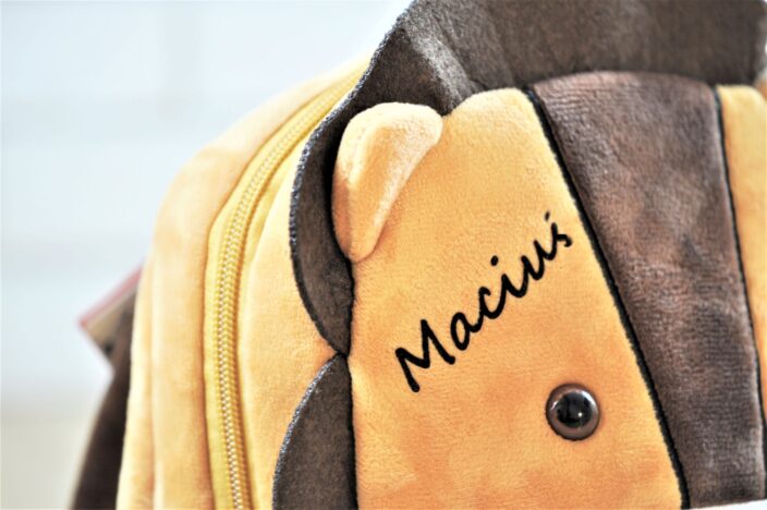 Pluszowy plecak z imieniem Maciuś. Personalizowany lew prezent dla 2 latka.