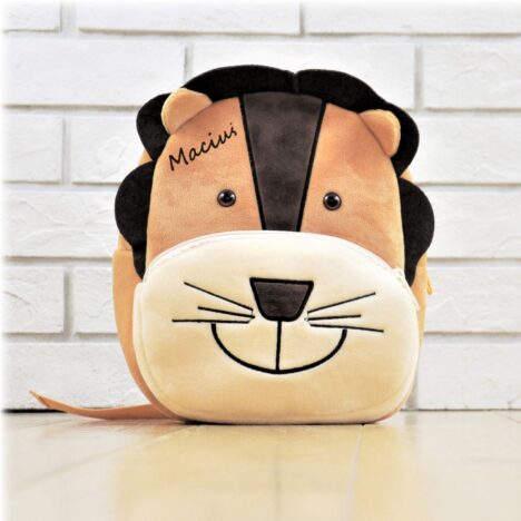 Pluszowy plecak lew z imieniem Maciuś. Personalizowany prezent dla 3 latka.