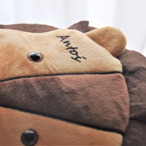 Plecak z imieniem dla przedszkolaka - pluszowy lew z personalizacją dla dzieci.