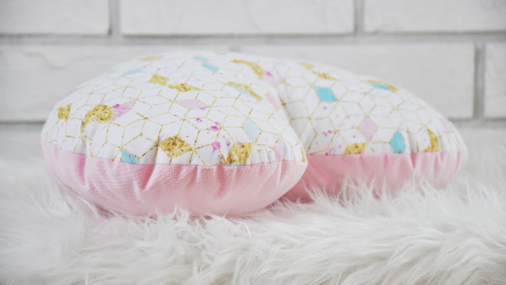 Bawełniana poduszka serce w kolorze różowego złota.