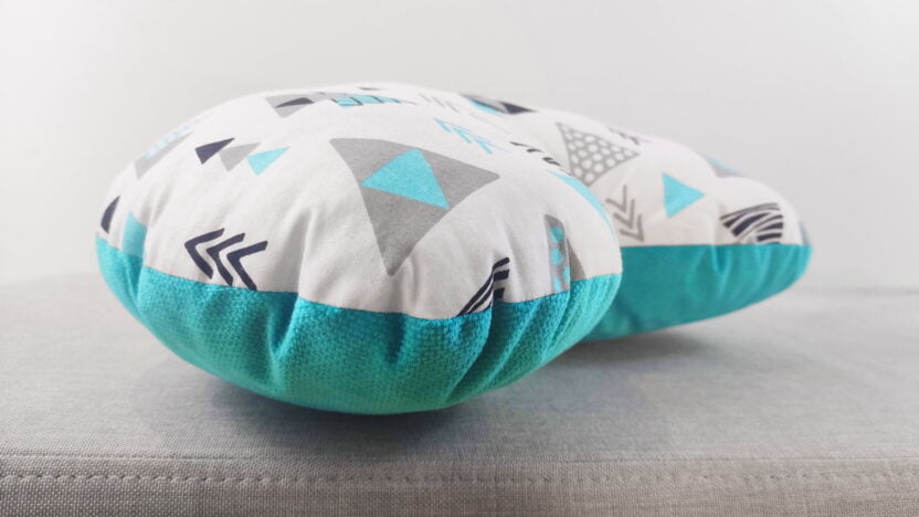 Bawełniana poduszka w kształcie serca turkusowego.