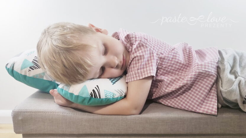 Miętowa poduszka dla dzieci w kształcie serca.