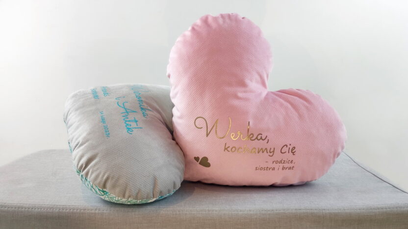Personalizowane poduszki w kształcie serca. Prezent na walentynki dla dzieci.