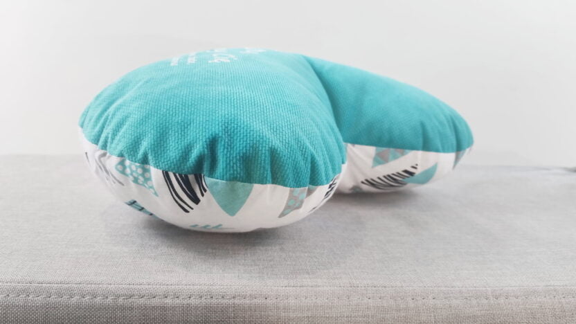 Personalizowane serce poduszka z welwetu w kolorze miętowym.