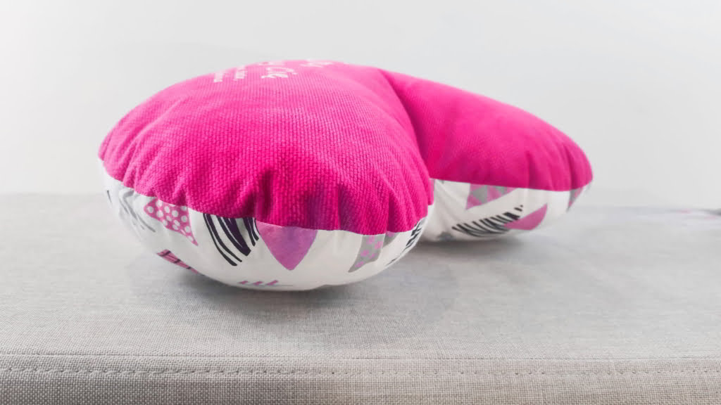 Personalizowane serce na walentynki. Poduszka z velvetu w kolorze różowym.
