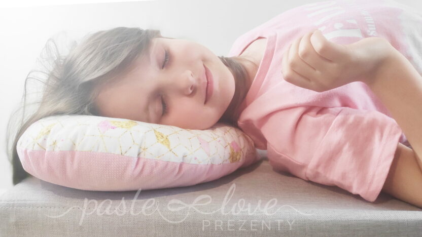 Różowa poduszka serce z imieniem. Prezent na walentynki dla niej.