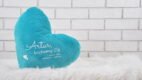 Turkusowa poduszka w kształcie serca z personalizacją.