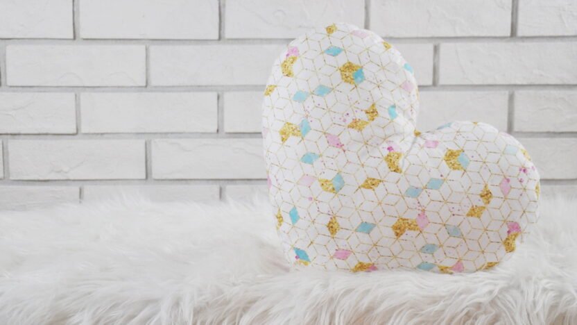 Złoto różowa poduszka serce. Prezent na walentynki dla niej.